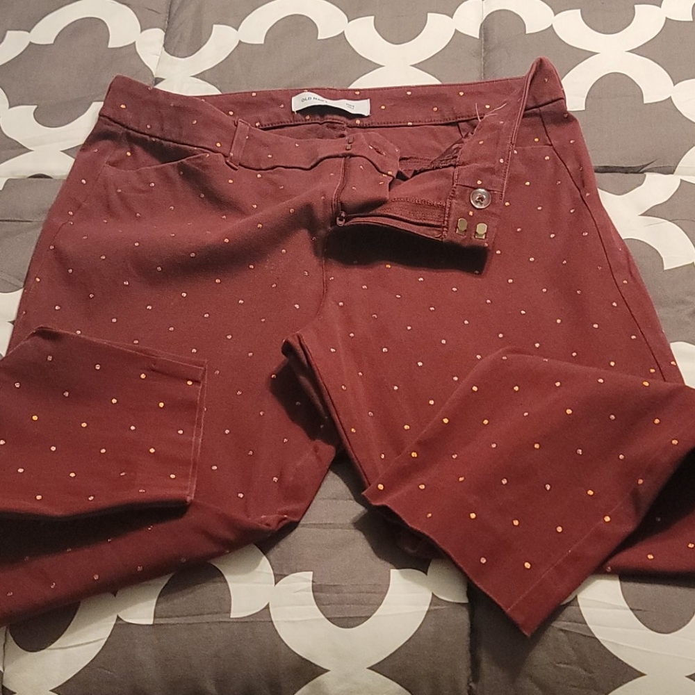 Size 12/14 Old Navy wine rose gold polkadot capri